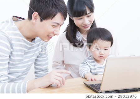 Children who interfere with couples using personal computers 29012976