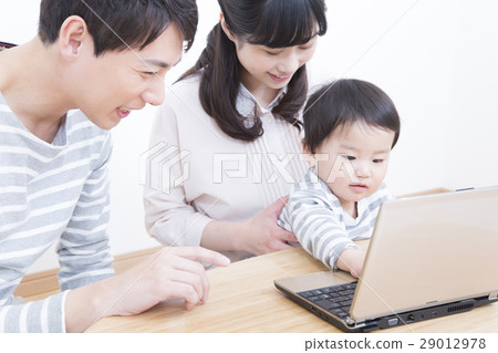Children who interfere with couples using personal computers 29012978