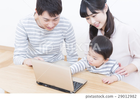 Children who interfere with couples using personal computers 29012982