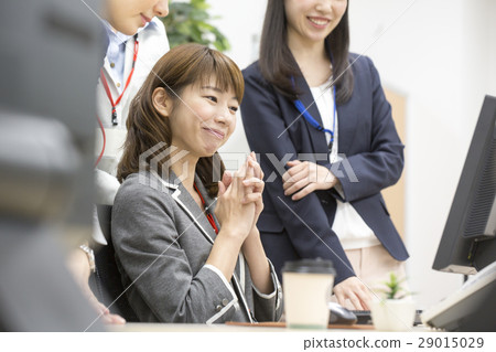 Employees who hold meetings 29015029