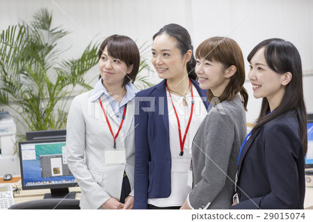 Women in the office 29015074