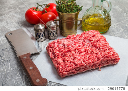 Minced meat with seasoning and fresh thyme Minced meat with seasoning and fresh thyme 29015776