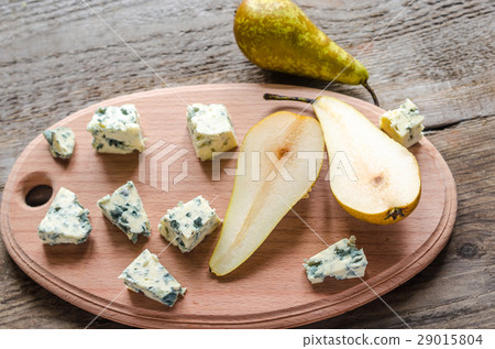 blue cheese with pears 29015804