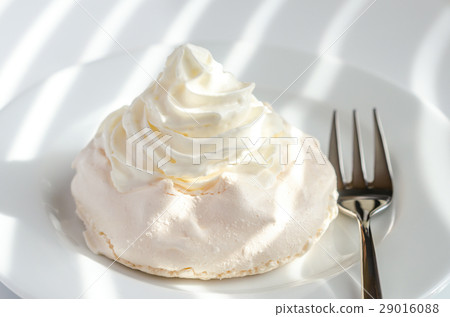 Meringue cake with whipped cream 29016088