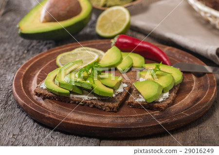 Avocado sandwich on dark rye bread 29016249