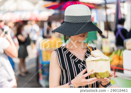 woman hold a coconut 29018461