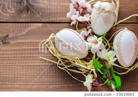 Beautiful Easter eggs with flowers on the Beautiful Easter eggs with flowers on the 29019065