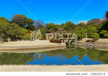 早春的Rokugien和湖面上的風景反映出來 29020315