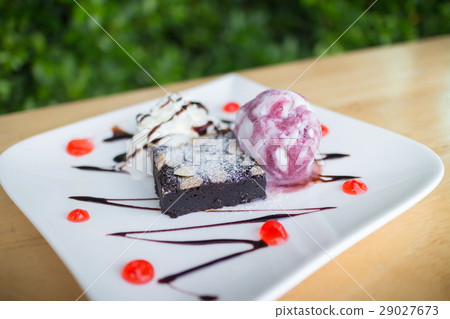 Blueberry ice cream with chocolate brownie 29027673