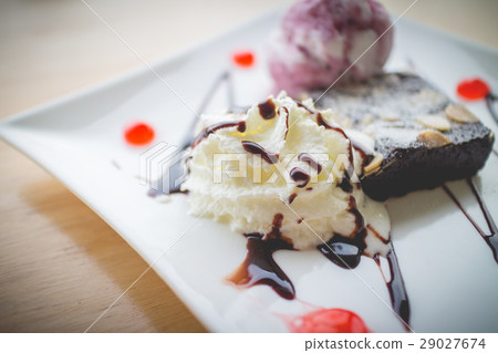 Blueberry ice cream with chocolate brownie 29027674