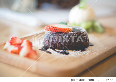 chocolate lava cake with vailla ice cream 29027678