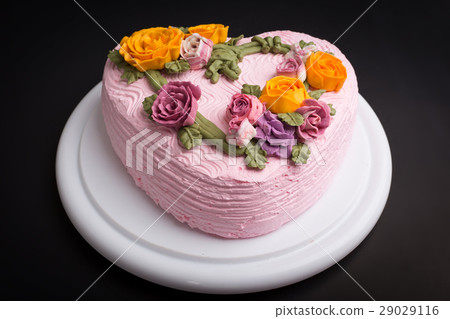 Delicious creamy cake with flowers 29029116