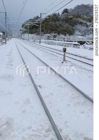 這是鐵路軌道的狀態，雪被吹倒了。 29029337