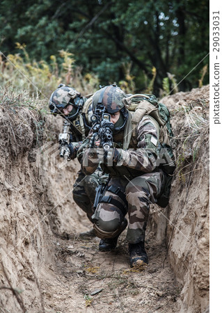 french paratroopers in action 29033031