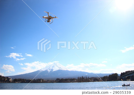 用無人機從河口湖岸拍攝富士山 29035339