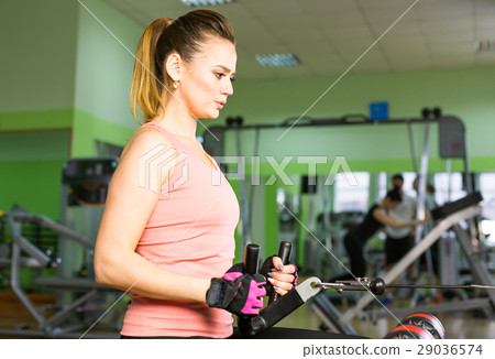The woman shakes her muscles on the simulator in 29036574