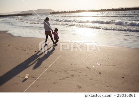 Let's walk the sandy beach with mom♪ 29036861