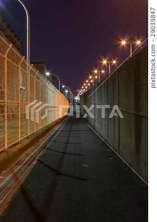 沿著旁路的一條寂寞的狹窄夜路 沿著旁路的一條寂寞的狹窄夜路 29039847