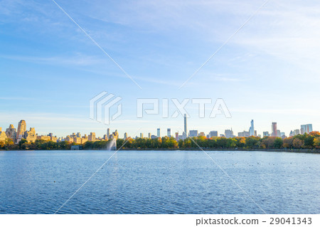 Midtown from central park reservoir 29041343