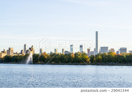 Midtown from central park reservoir 29041344