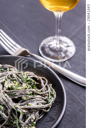Black pasta with spinach, mascarpone and Parmesan 29041843