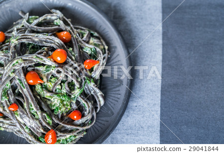 Black pasta with spinach, mascarpone and Parmesan 29041844