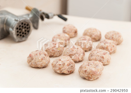 Raw meat patties . Raw meat patties . 29042950