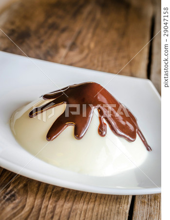 Panna cotta under chocolate topping 29047158