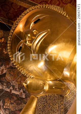 Reclining Buddha in Wat Pho Reclining Buddha in Wat Pho 29047471