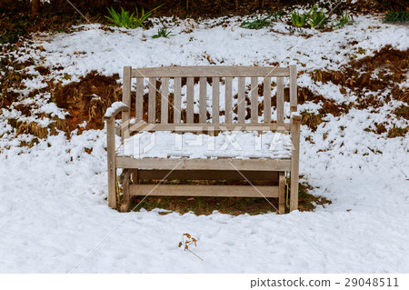 garden bench covered in freshly fallen snow 29048511
