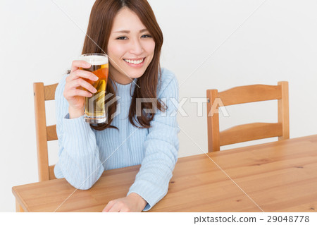女人喝啤酒 29048778