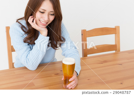 女人喝啤酒 29048787