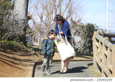 Parent and child of returning shopping 29049299