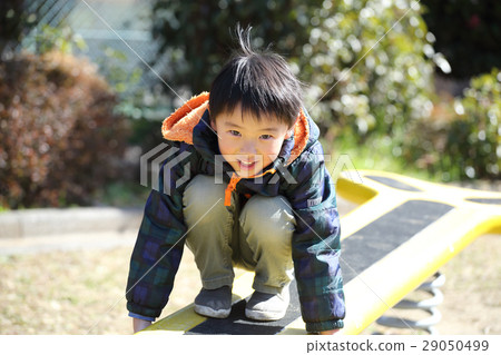 男孩玩春天遊樂場設備 29050499