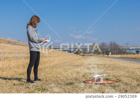 一個女人設置無人機 一個女人設置無人機 29052309