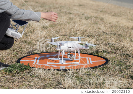 一個女人設置無人機 29052310