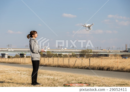 女人轉向無人機 29052411