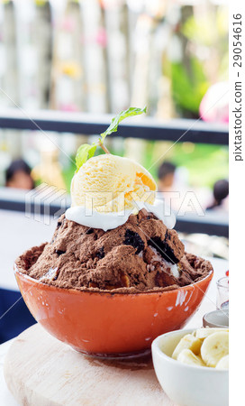 bingsu dessert ice cream chocolate and fruit. 29054616