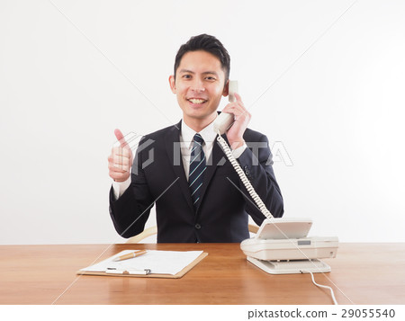 調用時放置他/她的拇指的商人 29055540