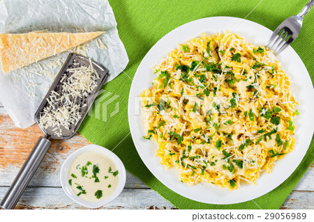 egg noodles  with sauce of cream 29056989