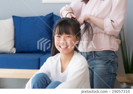 把我女兒的頭髮系在一起的媽媽 把我女兒的頭髮系在一起的媽媽 29057310