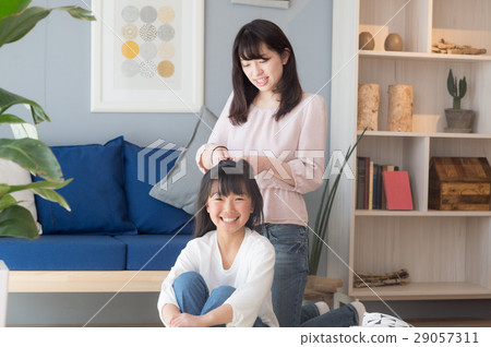 Mother who ties girls' hair Mother who ties girls' hair 29057311