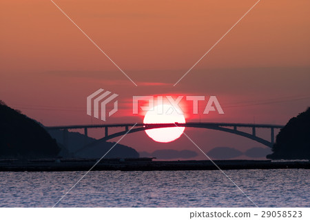 Image of the rising sun from the background of the bridge 29058523