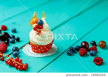 cupcakes with summer berries 29060204