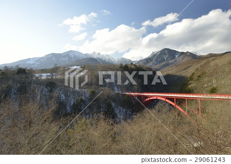 Kiyosato 's red bridge (Higashi - zawa Ohashi) and Winter' s Yatsugatake (Yamanashi Prefecture) Kiyosato 's red bridge (Higashi - zawa Ohashi) and Winter' s Yatsugatake (Yamanashi Prefecture) 29061243
