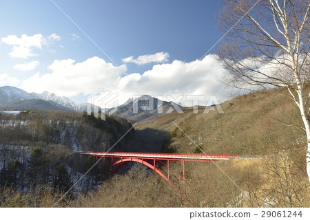 Kiyosato的紅橋（Higashi  -  zawa Ohashi）和Winter的Yatsugatake（山梨縣） 29061244