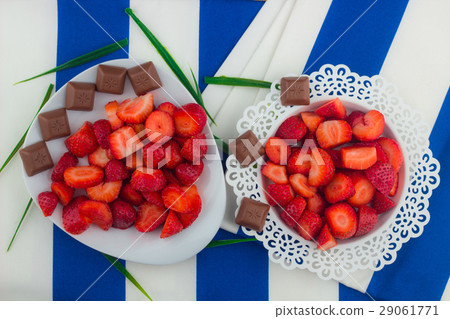 Strawberries on a white plate 29061771