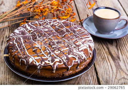 Sponge cake with icing of white and dark chocolate 29062765