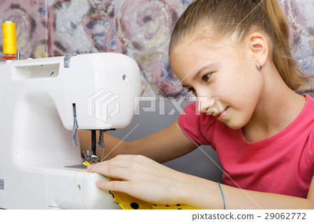 Girl learning to sew Girl learning to sew 29062772