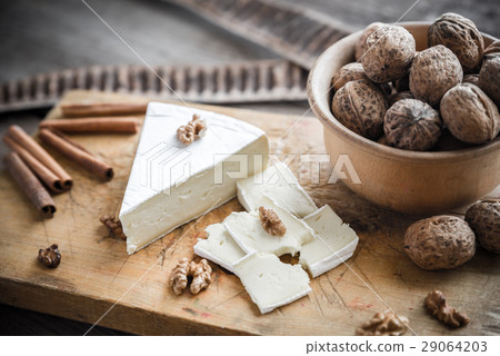 Brie cheese with nuts 29064203